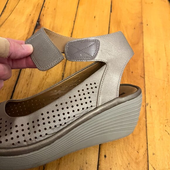 Clarks Gold Perforated Leather Peep Toe Wedge Platform Sandals, Size 9 - Picture 5 of 8